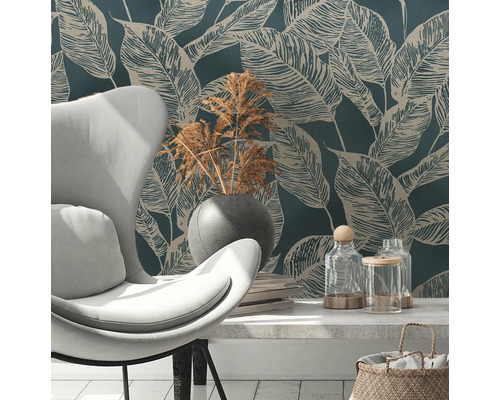 Decoratieve kamer met behang met bladmotief, fauteuil, vaas en decoraties