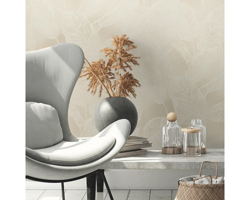 Woonkamer met stoel, decoratie en behang met bladerenmotief