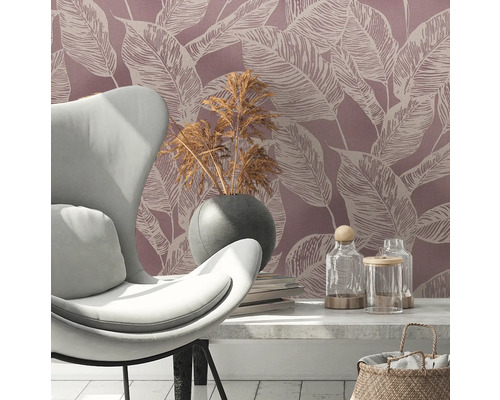 Decoratieve woonkamer met behang met bladmotief, fauteuil en decoraties.