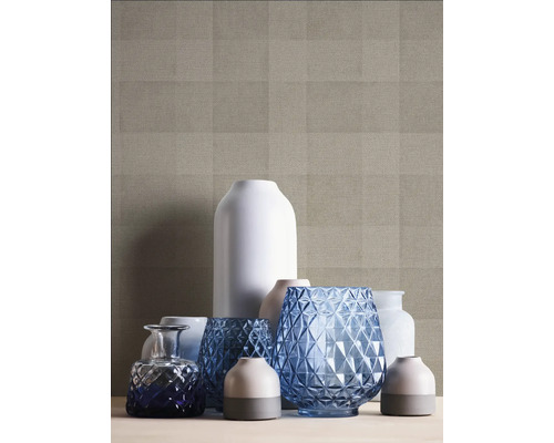 Decoratieve vazen in verschillende vormen en materialen voor een patroonbehang.