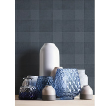 Diverse decoratieve vazen op een oppervlak voor een wand met patroon