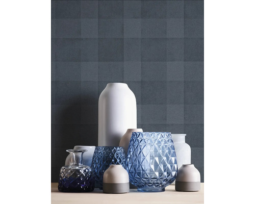 Diverse decoratieve vazen op een oppervlak voor een wand met patroon