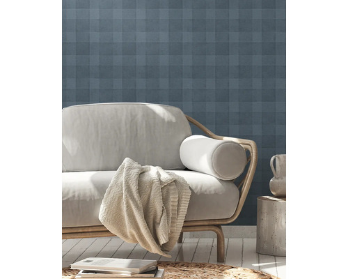 Woonkamer met bank, deken en grafisch wandbehang