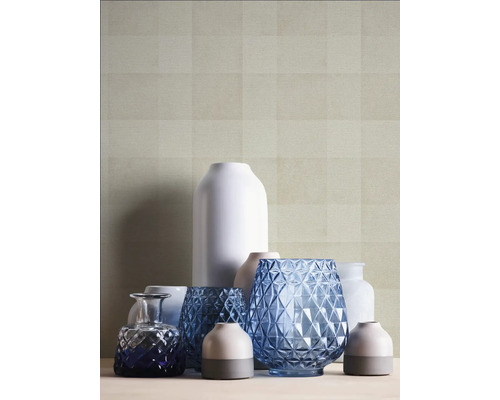 Decoratieve vazen van glas en keramiek voor een beige behang met ruitjesmotief.