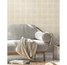 Woonkamer met behang met motief, bank en decoratie