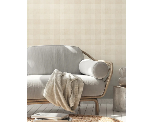 Woonkamer met behang met motief, bank en decoratie