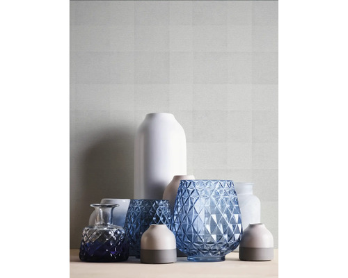 Diverse vazen op een tafel voor een gemustreerd behang