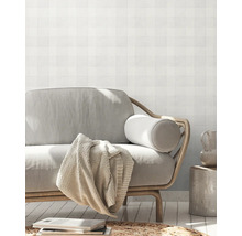 Decoratieve woonkamer met bank en behang met patroon