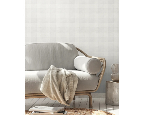 Decoratieve woonkamer met bank en behang met patroon