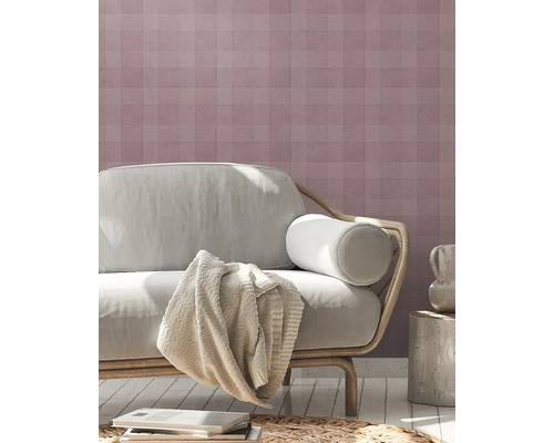 Woonkamer met bank, decoratie en behang met patroon