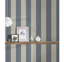 Kamerzicht met gestreept behang, plank en decoraties