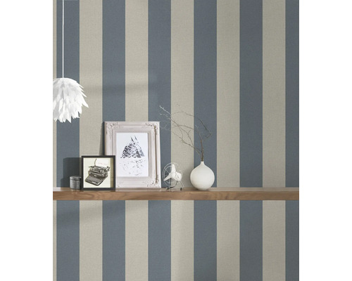 Kamerzicht met gestreept behang, plank en decoraties