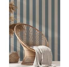 Decoratief interieur met rotan stoel, deken en gestreept behang voor interieurontwerp