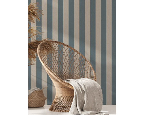 Decoratief interieur met rotan stoel, deken en gestreept behang voor interieurontwerp