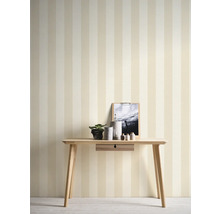 Woonkamer met gestreepte achtergrond, houten tafel en decoratieve elementen