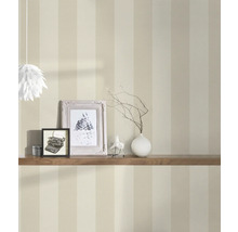 Kamerweergave met gestreept behang en decoratie op een houten plank