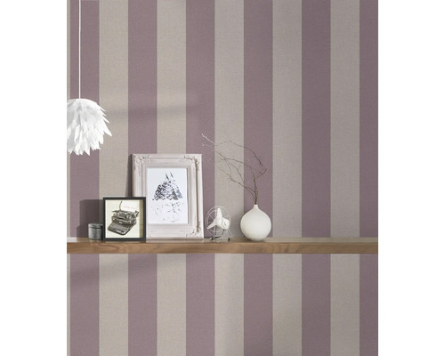 Kamer met gestreept behang, houten plank, fotolijsten en decoratie