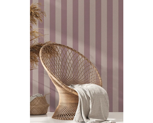 Decoratief interieur met rotan stoel en gestreept behang