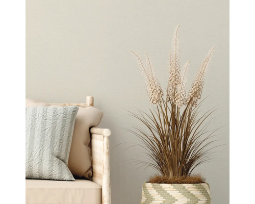 Decoratieve scène met bank, kussens en siergras in pot