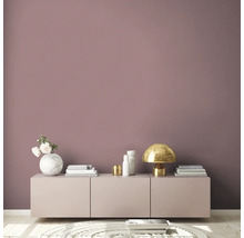 Woonkamer met dressoir, lamp en decoratie voor een muur