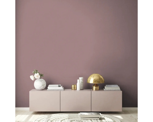 Woonkamer met dressoir, lamp en decoratie voor een muur