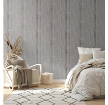 Decoratieve slaapkamer met grijs houtlook behang, fauteuil en bed