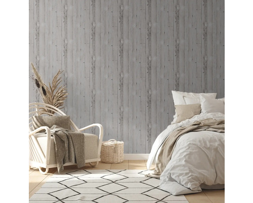 Decoratieve slaapkamer met grijs houtlook behang, fauteuil en bed