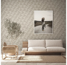 Woonkamer met geometrisch behang, bank en ingelijste foto