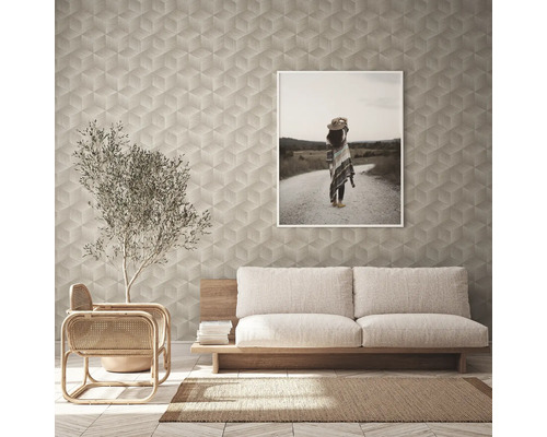 Woonkamer met geometrisch behang, bank en ingelijste foto