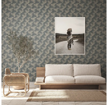 Woonkamer met geometrisch behang, bank en ingelijste foto