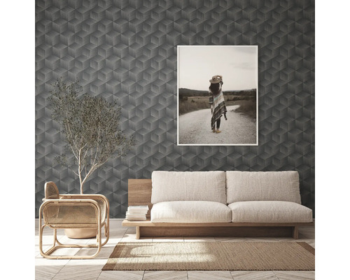 Woonkamer met geometrisch behang, bank en ingelijste afbeelding