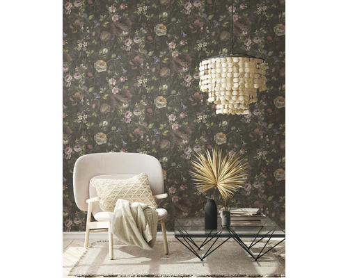 Decoratief behang met bloemmotief in een woonkamer met fauteuil en tafel.