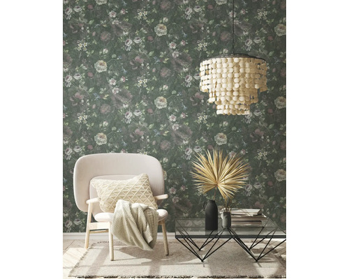 Woonkamer met bloemenbehang, fauteuil, salontafel en hanglamp