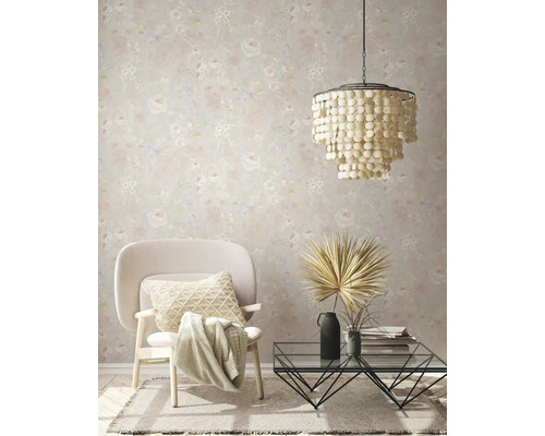 Woonkamer met bloemenbehang, fauteuil, salontafel en hanglamp