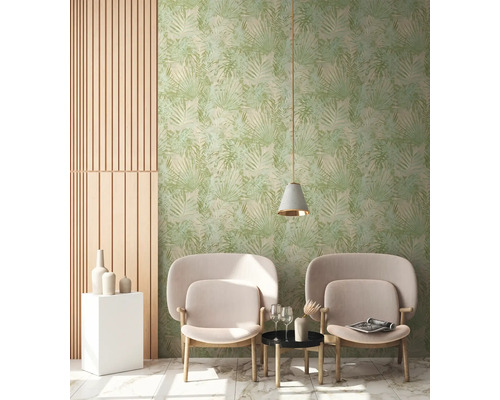 Lichte kamer met behang met bladerpatroon, twee stoelen, een klein tafeltje en een hanglamp