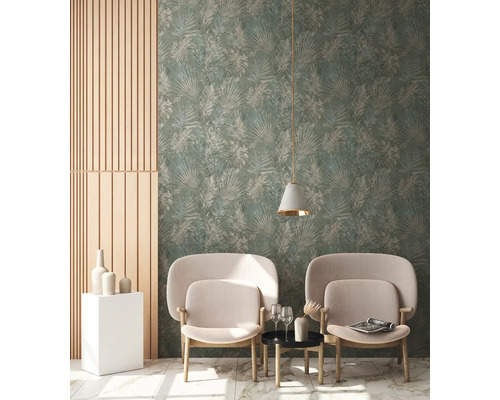 Woonkamer met bloemenbehang, twee fauteuils, bijzettafel en hanglamp