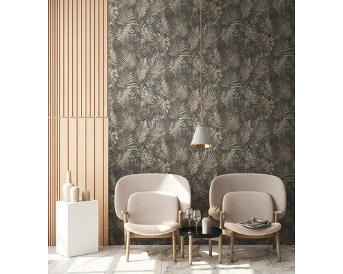 Woonkamer met bloemenbehang, twee fauteuils en decoratieve elementen