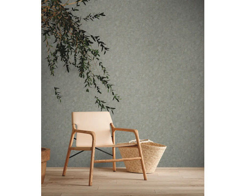 Woonkamer met gemusterd behang, fauteuil en mand