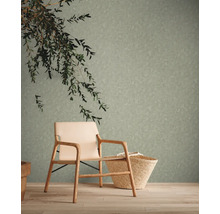 Woonkamer met patroonbehang, houten stoel en mand