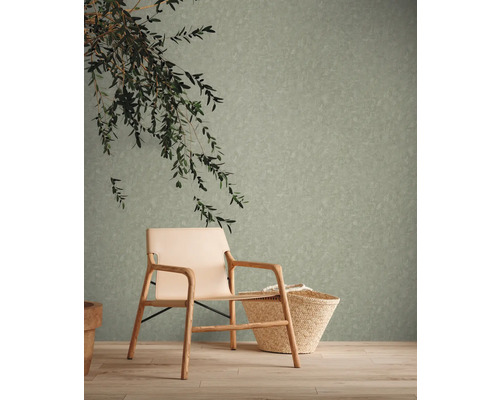 Woonkamer met patroonbehang, houten stoel en mand