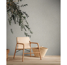Decoratieve woonkamer met fauteuil en mand