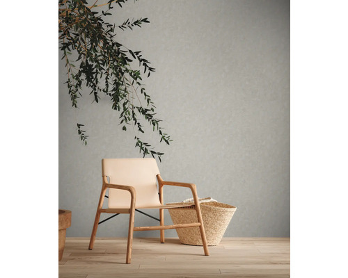 Decoratieve woonkamer met fauteuil en mand