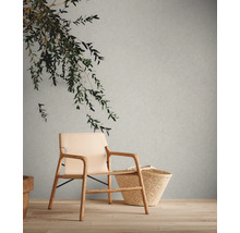 Lichte ruimte met zitje, mand en decoratie