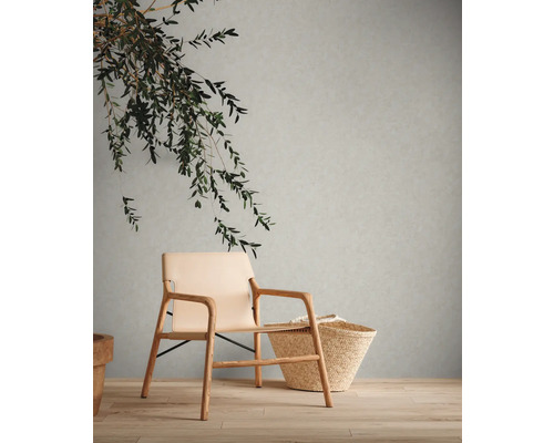 Lichte ruimte met zitje, mand en decoratie