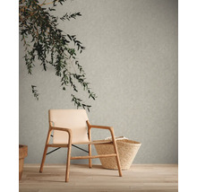 Lichte kamer met stoel, mand en wand met patroon