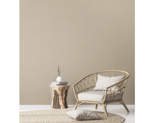 Decoratieve woonkamer met rotan stoel, houten bijzettafel en rond vloerkleed