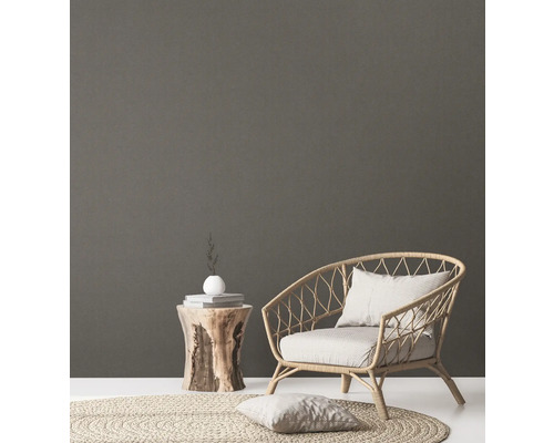 Decoratieve scène met rotan stoel, houten kruk, tapijt en kussens voor een gezellige sfeer