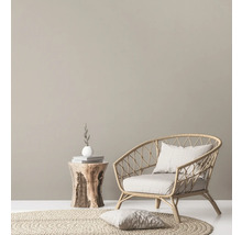 Decoratieve woonkamer met rotan stoel, houten tafel en rond tapijt