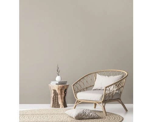 Decoratieve woonkamer met rotan stoel, houten tafel en rond tapijt