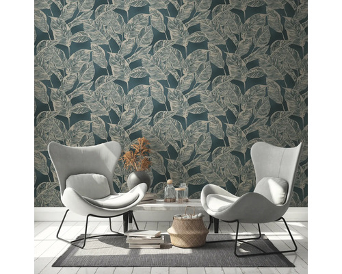 Woonkamer met behang met bladmotief, twee fauteuils, tafel en decoratie voor een heldere en georganiseerde sfeer.